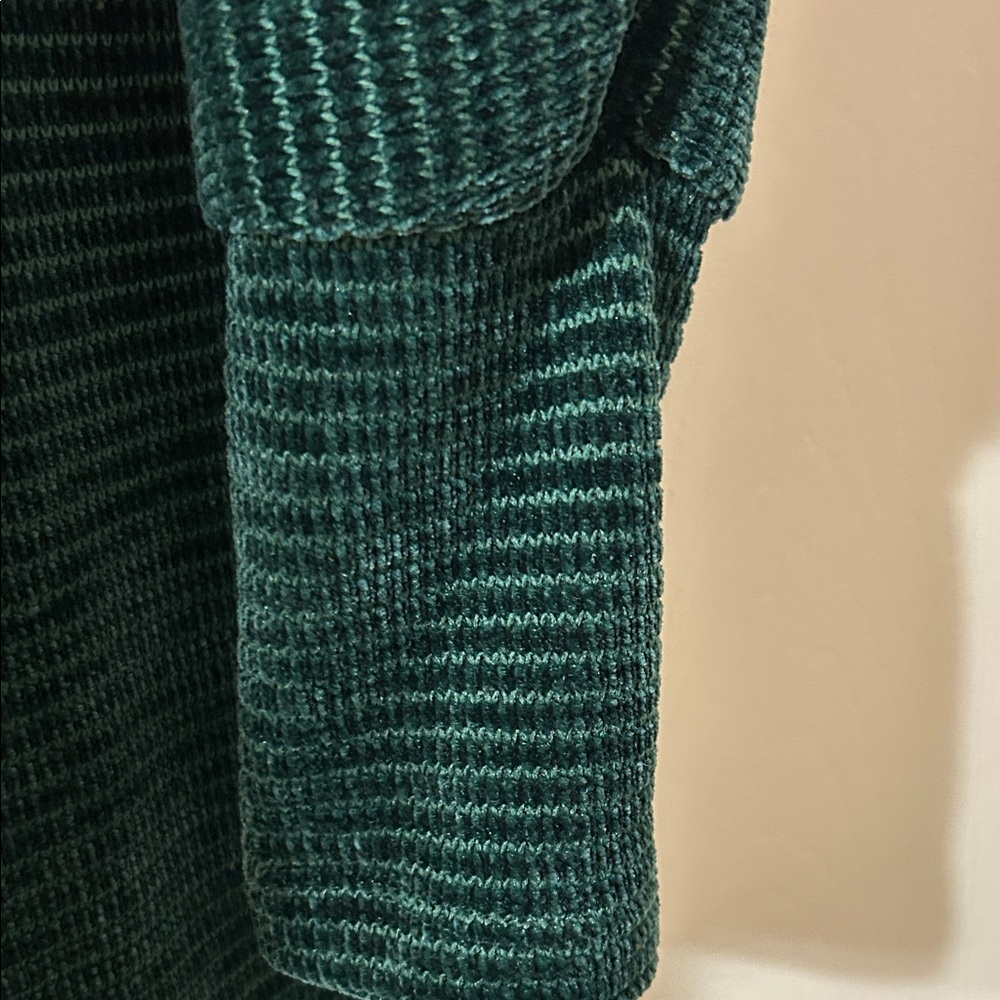 Gorgeous  Green Ribbed Dress - Picture 2 of 4